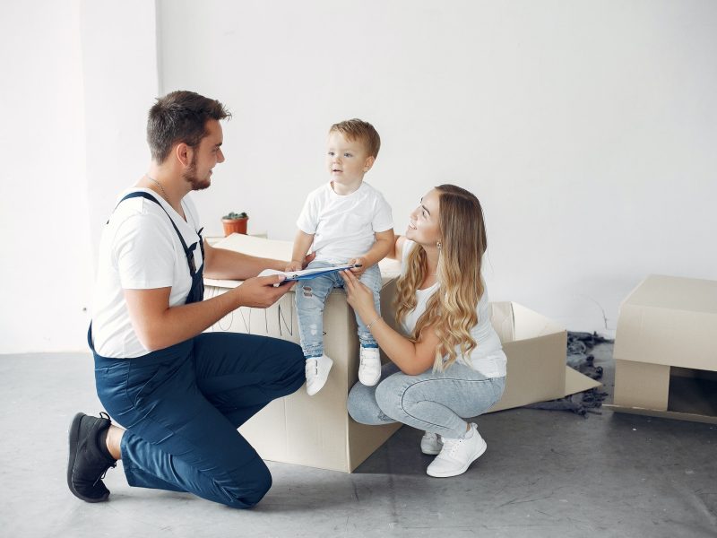 family-moving-and-using-a-boxes.jpg family-moving-and-using-a-boxes.jpg